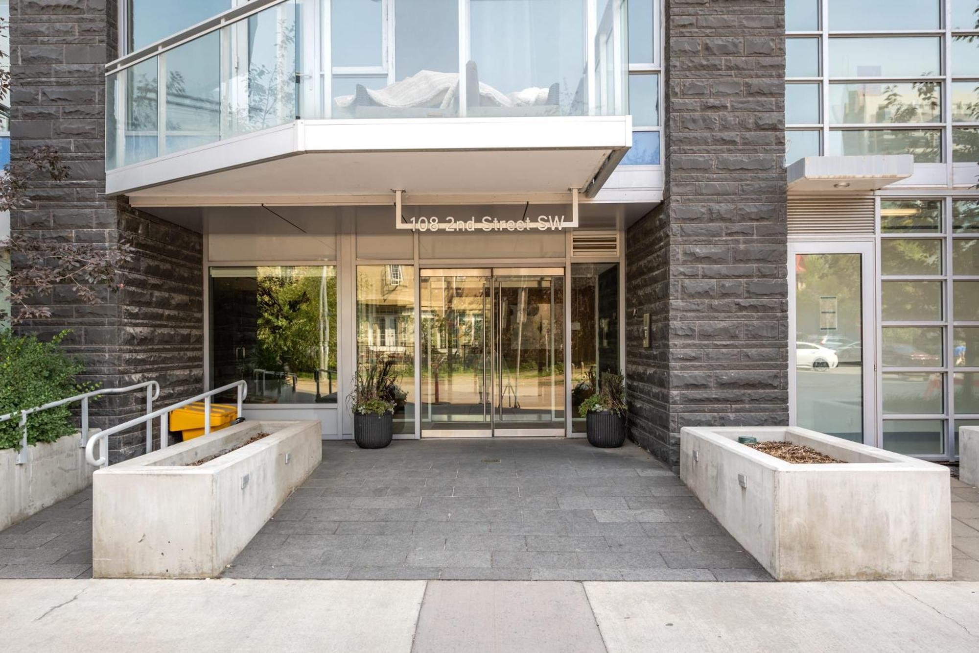 Guest Favorite Riverside Retreat- Walking Trails, Downtown Near Stampede! Free Banff Pass, Wine, Gym, Parking! YYC Exterior foto